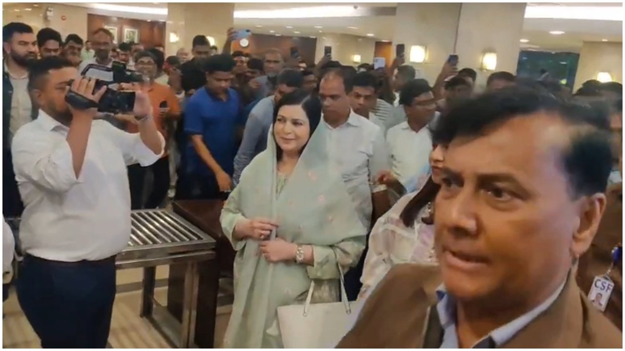 হাসপাতালে মাকে দেখে বাবার বাড়িতে গেলেন ডা. জোবায়দা