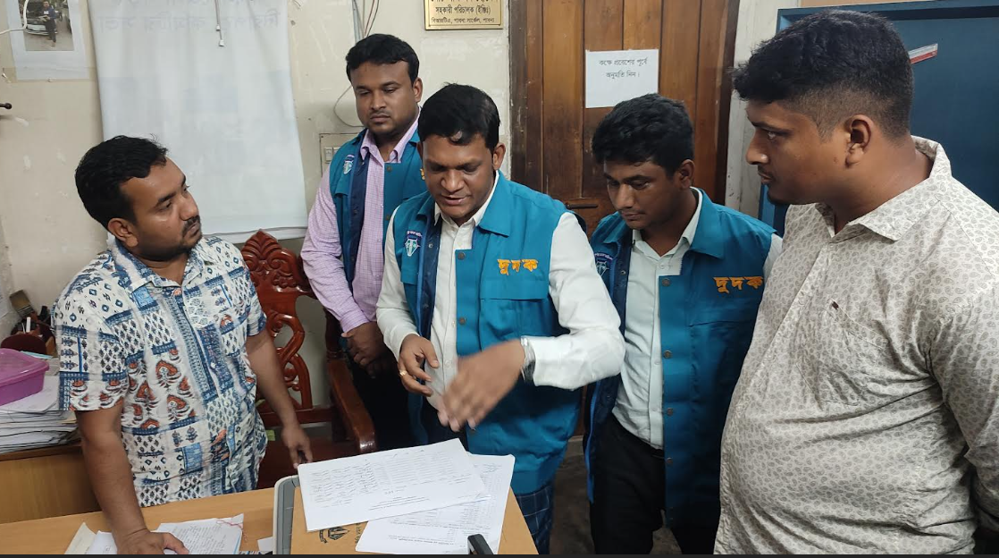 দালাল আর টাকা ছাড়া কাজ হয় না পাবনা বিআরটিএ কার্যালয়ে