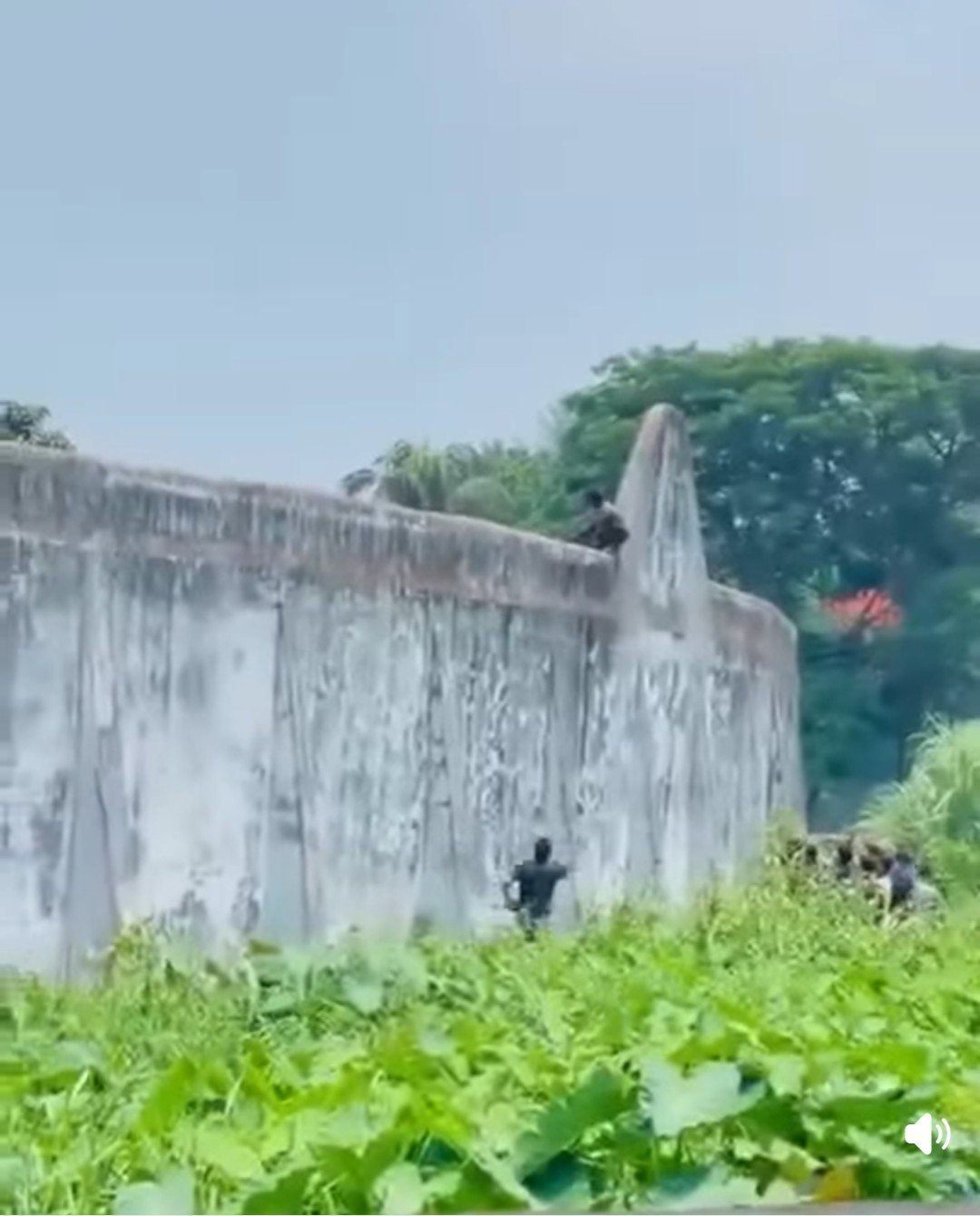 কারাগারের দেয়াল টপকে হাজতির পালানোর চেষ্টা, ভিডিও ভাইরাল