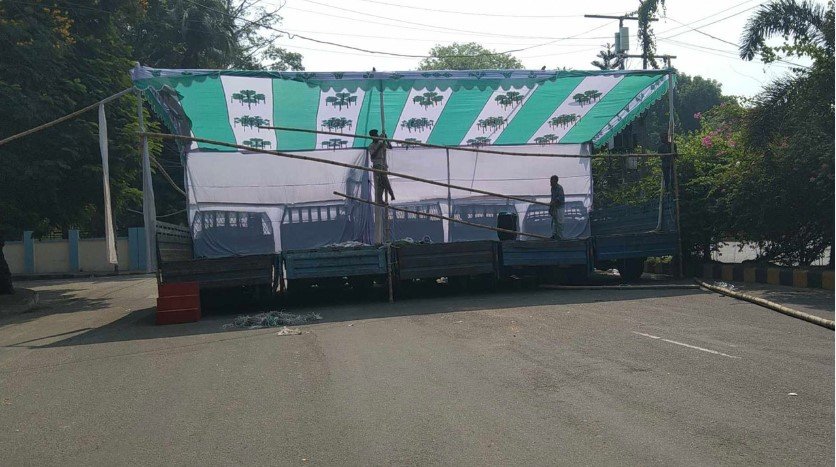 আ. লীগ নিষিদ্ধের দাবিতে সমাবেশ : চলছে মঞ্চ তৈরির কাজ