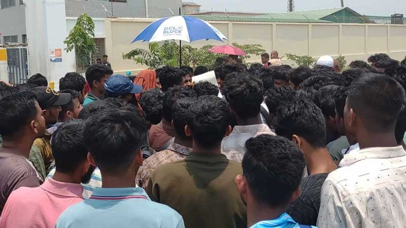 মিরসরাইয়ে ১৪ দফা দাবিতে শ্রমিকদের কর্মবিরতি