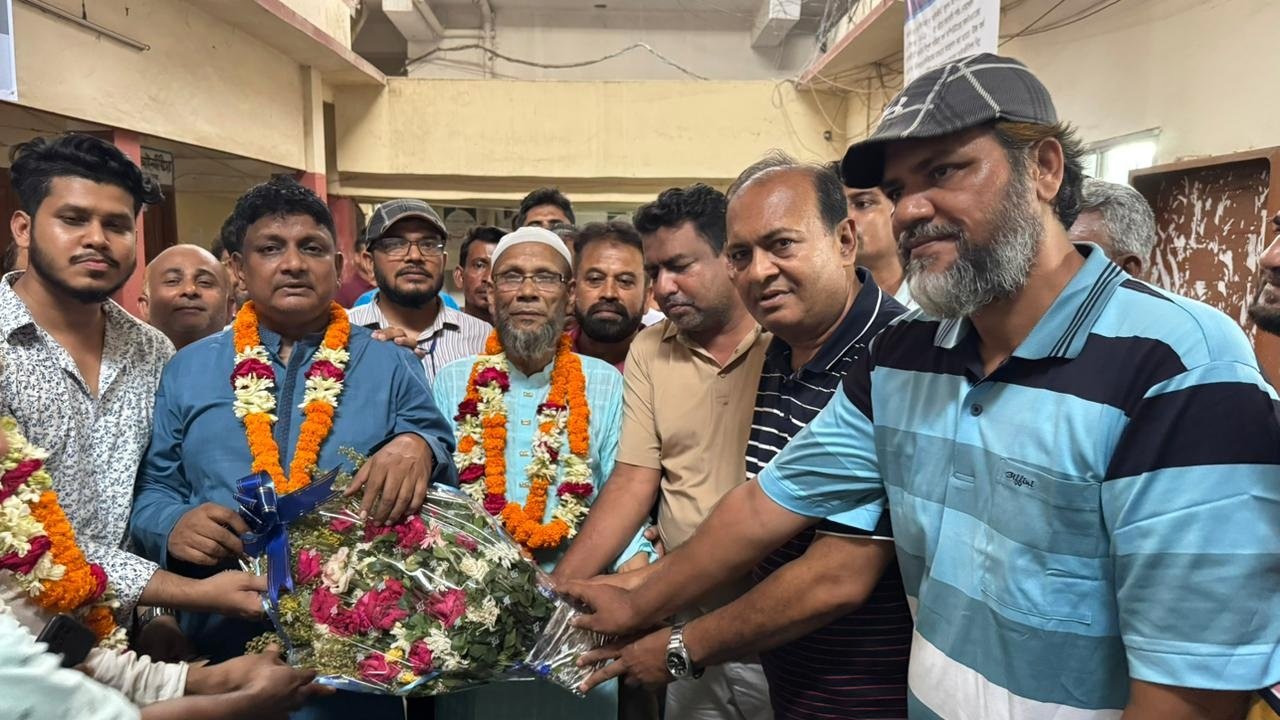 নোয়াখালী জেলা জাতীয়তাবাদী আইনজীবি ফোরামের সভাপতি আবদুল হক, সম্পাদক পলাশ