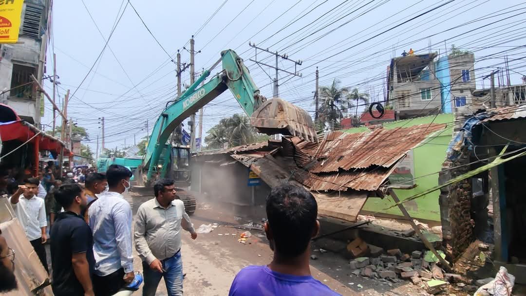 ময়মনসিংহে রেলওয়ের জায়গায় অবৈধ স্থাপনা উচ্ছেদ, সব হারিয়ে নির্বাক ব্যবসায়ীরা