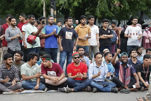 কাকরাইলে এখনো জগন্নাথের শিক্ষার্থীদের অবস্থান, সমাবেশে যোগ দিতে আসছে একের পর এক বাস