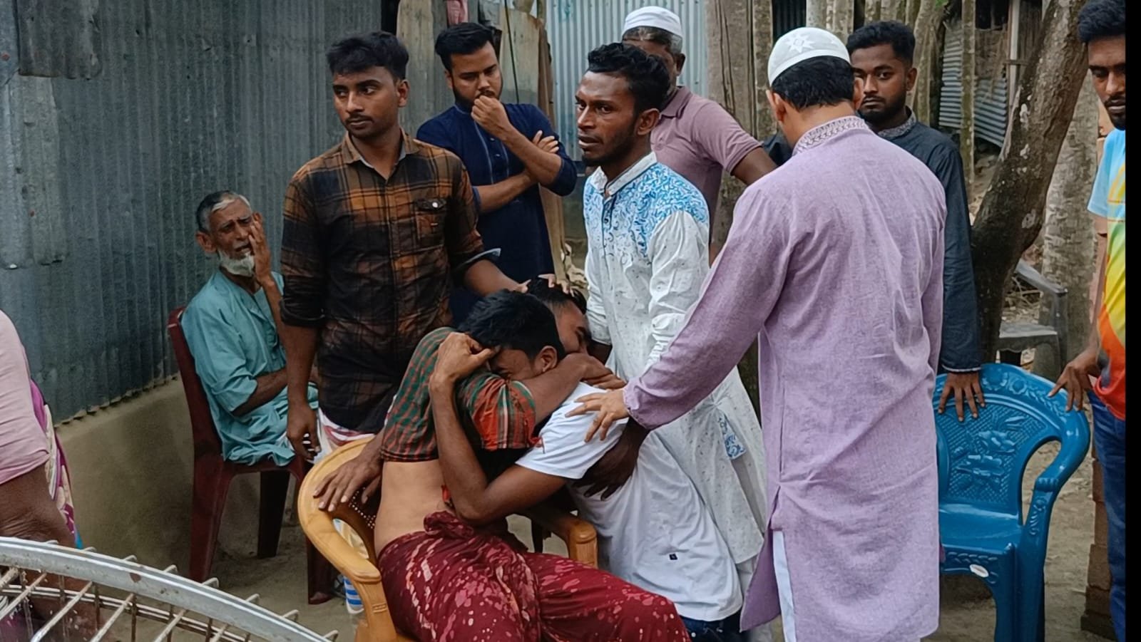 গাছে উঠতে গিয়ে পা পিছলে প্রাণ গেল দিনমজুরের