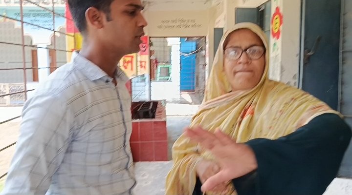 রাজাপুরে বিদ্যালয়ে অনিয়মের খোঁজ নিতে গেলে সাংবাদিকদের সঙ্গে শিক্ষিকার দুর্ব্যবহার