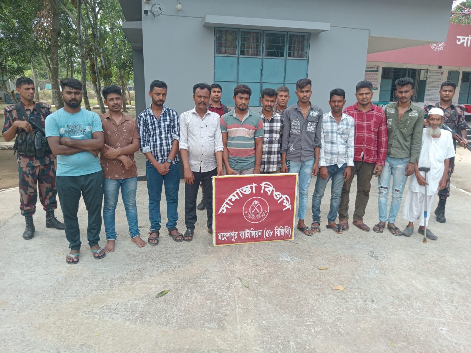 অবৈধ ভাবে ভারত যাবার সময় ২৫ জন আটক