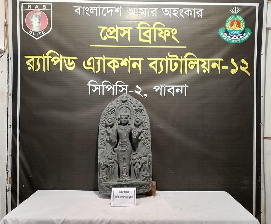 র্যাবের যৌথ অভিযানে ৭৪ কেজি ওজনের কষ্টি পাথরের মূর্তিসহ আটক ১