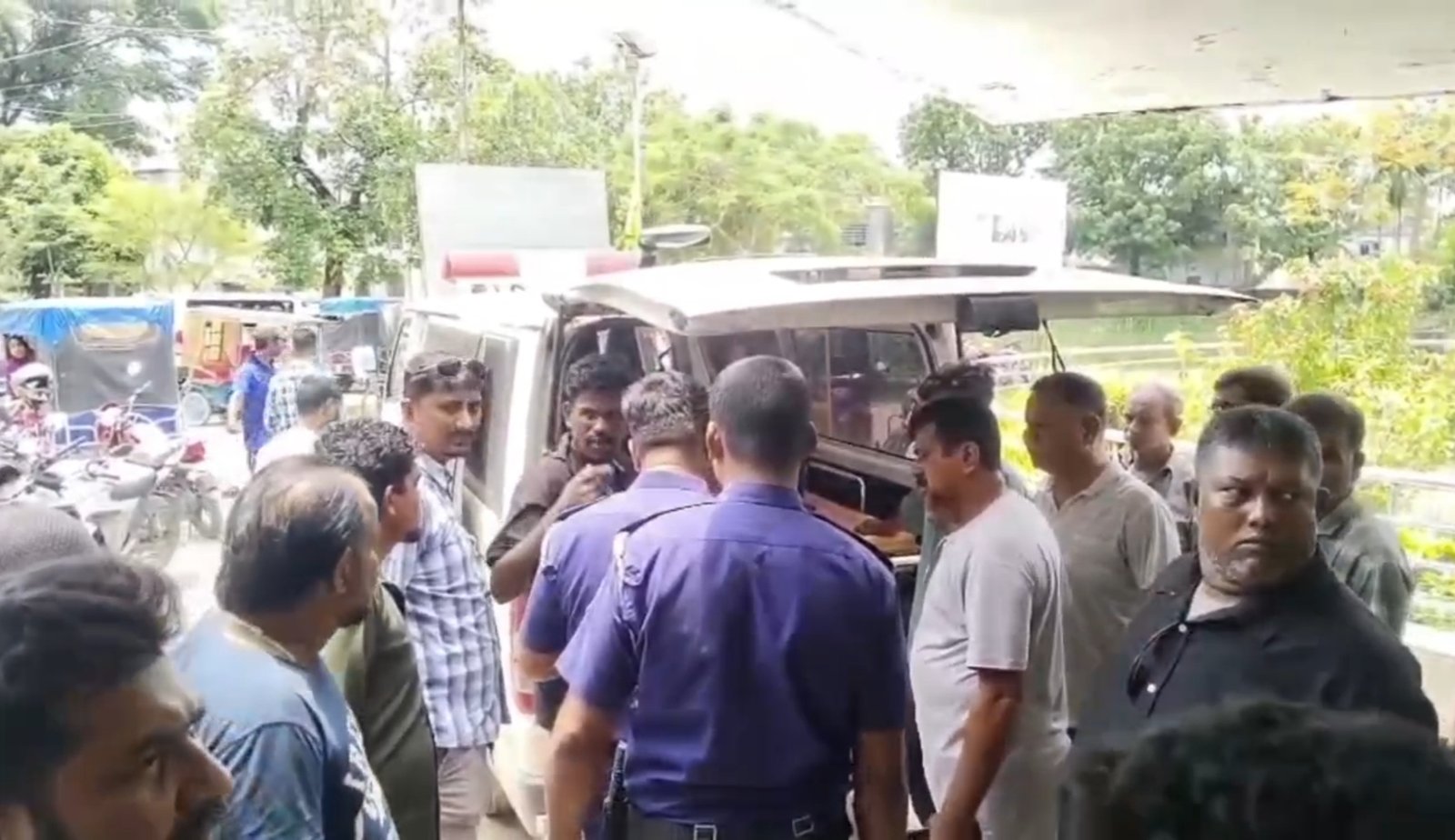 পদ্মা নদীর বালু মহালের দখল নিয়ে দুই পক্ষের সংঘর্ষ; গুলিবিদ্ধ ৭