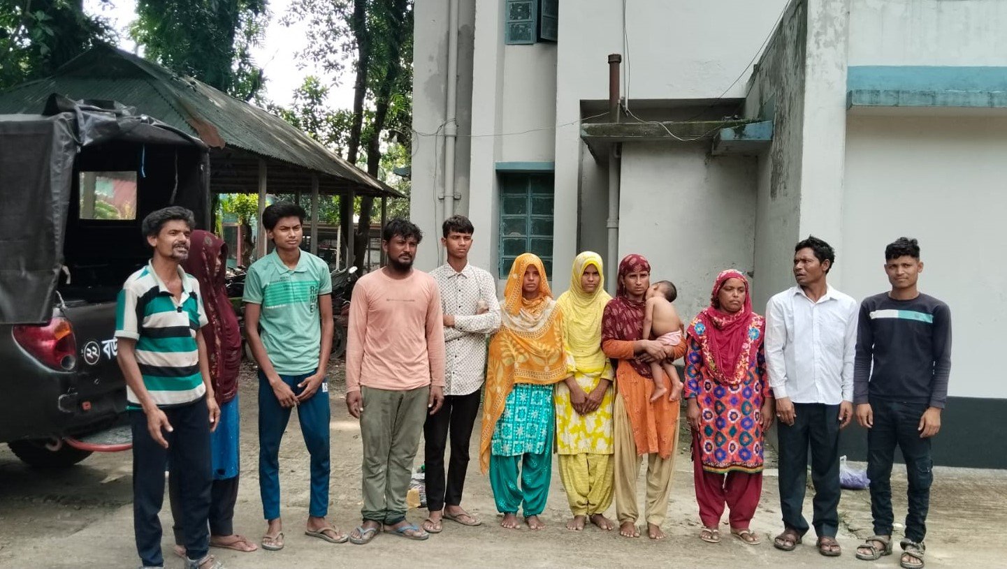 ভুরুঙ্গামারী সীমান্ত দিয়ে বিএসএফের ঠেলে দেয়া ১২ বাংলাদেশী আটক