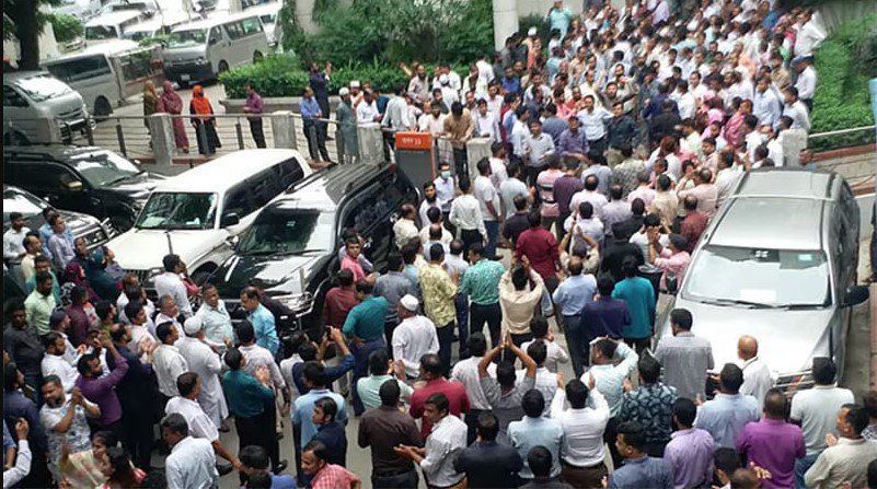 সচিবালয়ে দপ্তর ছেড়ে কর্মচারীদের বিক্ষোভ