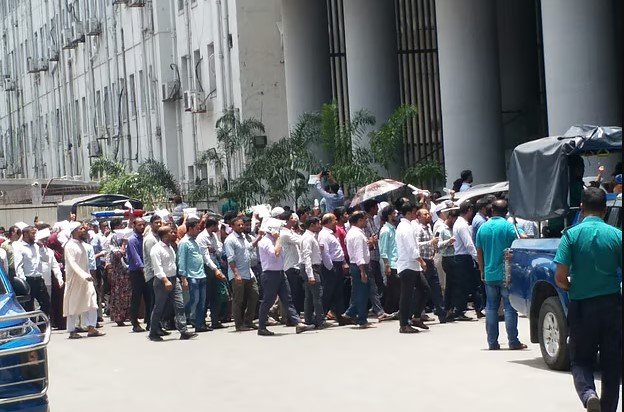 কড়া নিরাপত্তার মধ্যে সচিবালয়ে চতুর্থ দিনের মতো কর্মচারীদের বিক্ষোভ
