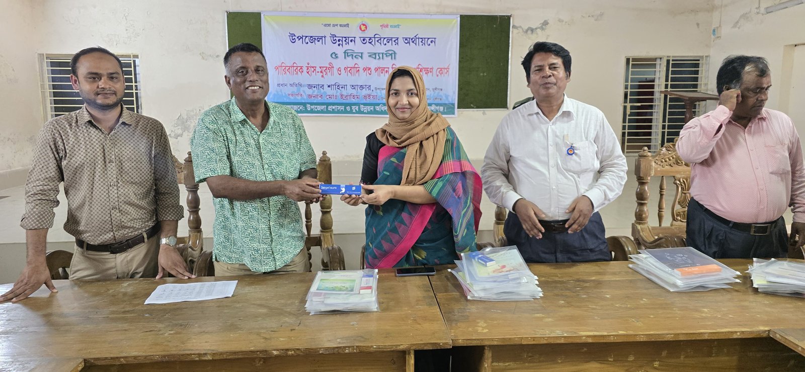 পারিবারিক হাঁস-মুরগী ও গবাদি পশু পালন বিষয়ক প্রশিক্ষণ কর্মসুচি অনুষ্ঠিত