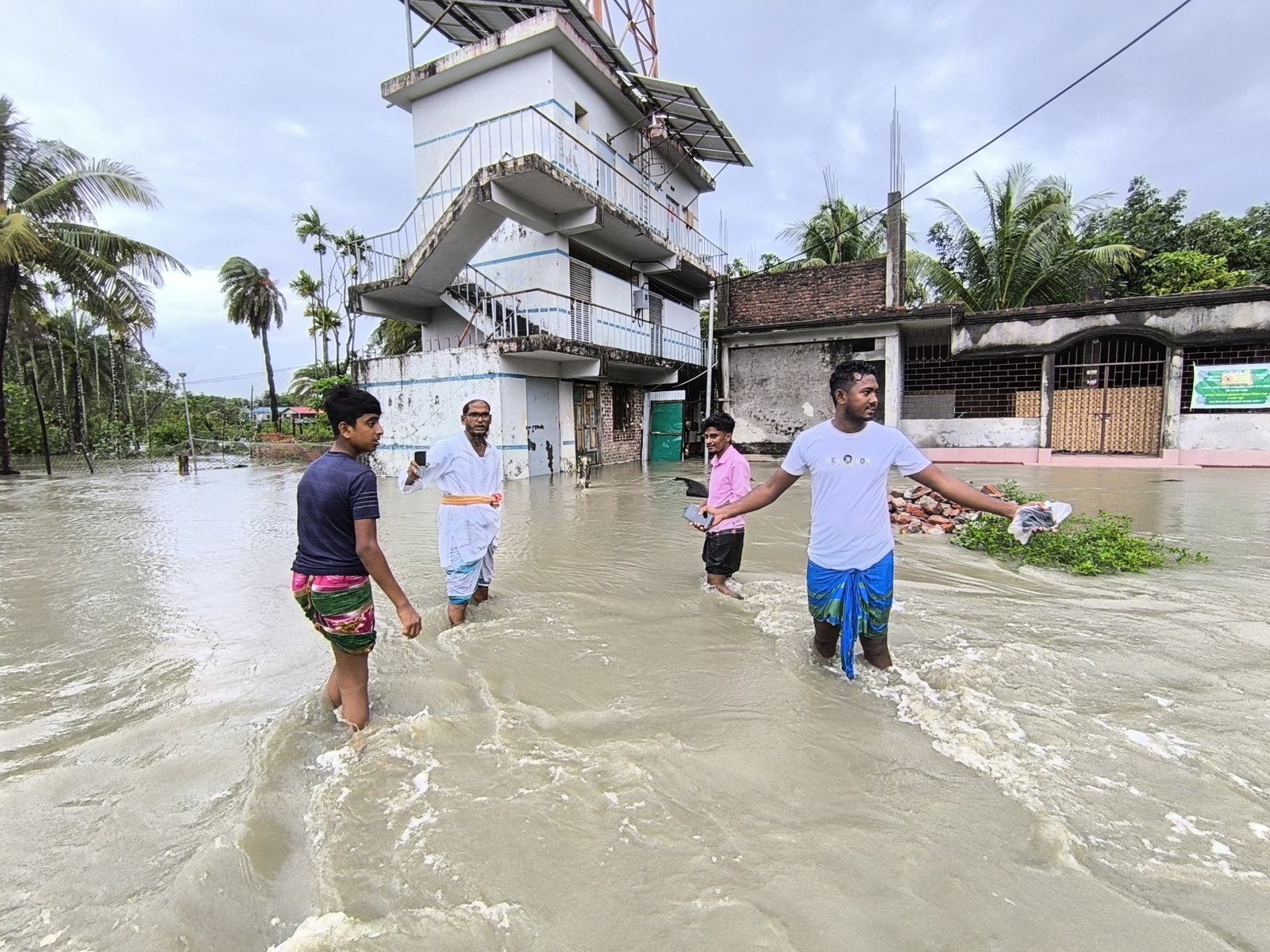 নোয়াখালীতে বৃষ্টি ও জোয়ারের পানিতে দুর্ভোগ-আতঙ্ক, ২৮৫ মিলিমিটার বৃষ্টিপাত রেকর্ড