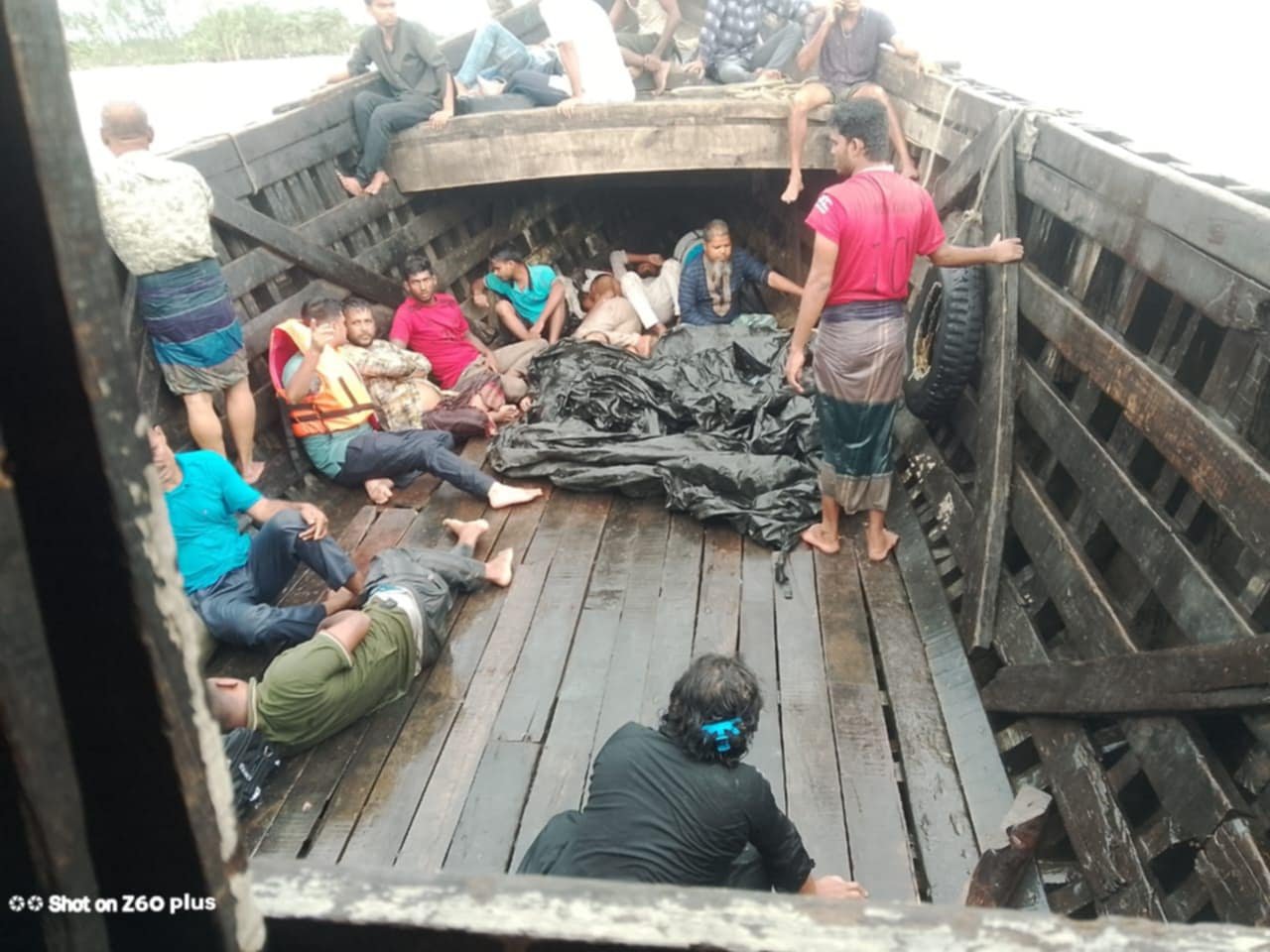মেঘনায় ট্রলার ডুবিতে সাব পোস্টমাস্টারসহ ২জনের মৃত্যু, নিখোঁজ-২