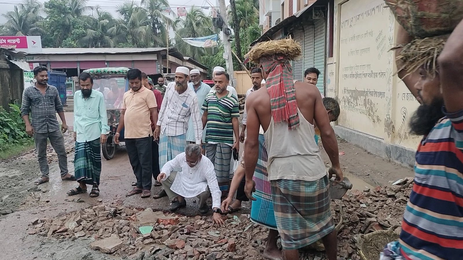 বিএনপি নেতার অর্থায়নে ২ কিলোমিটার সড়ক সংস্কার