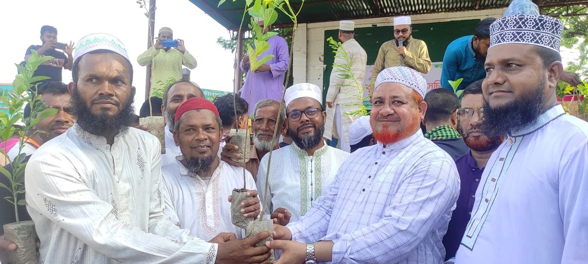 জীবননগরে অগ্নিকাণ্ডে ক্ষতিগ্রস্ত ব্যবসায়ীদের মাঝে জামায়াতের আর্থিক সহায়তা
