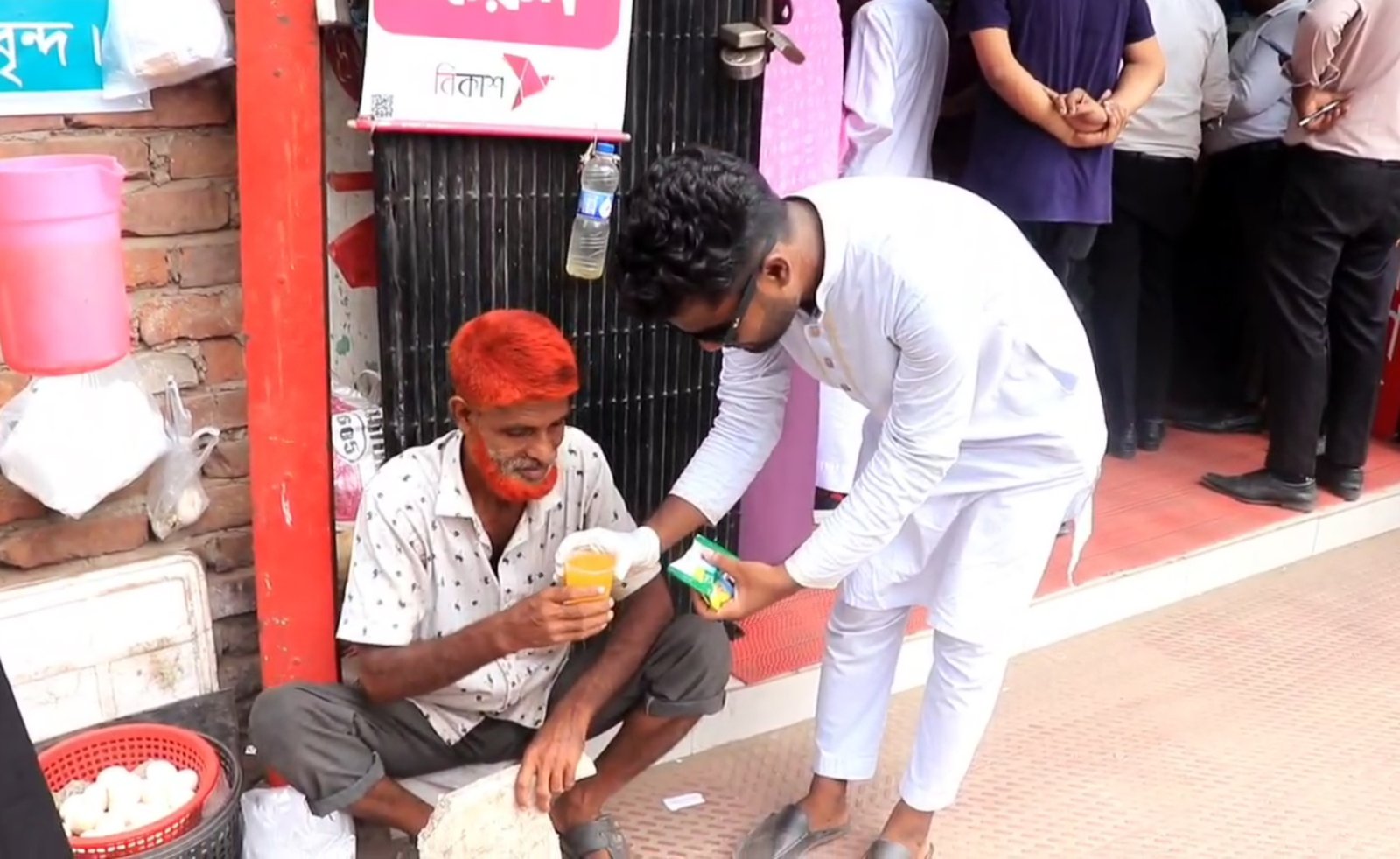 পাবনায় শ্রমজীবীদের মাঝে শুকনো খাবার ও সুপেয় পানি বিতরণ