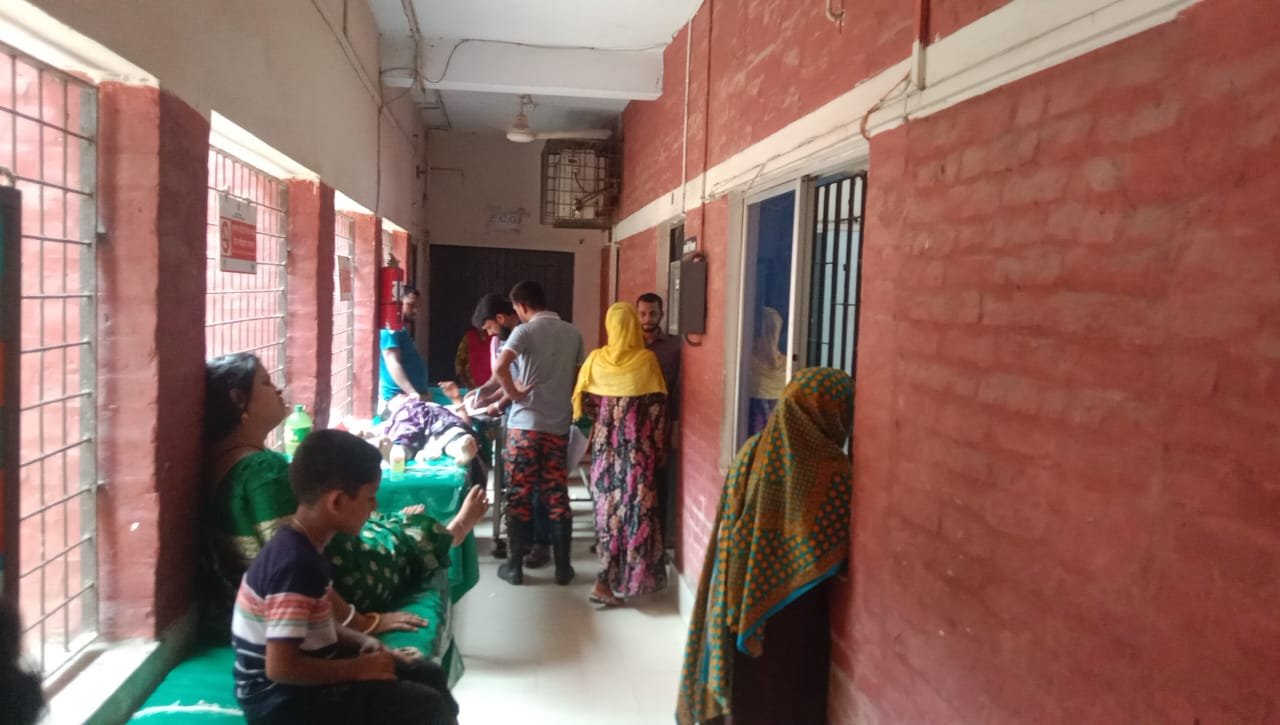 পুঠিয়ায় ট্রাকের ধাক্কায় ভ্যান আরোহী নিহত, আহট ৫
