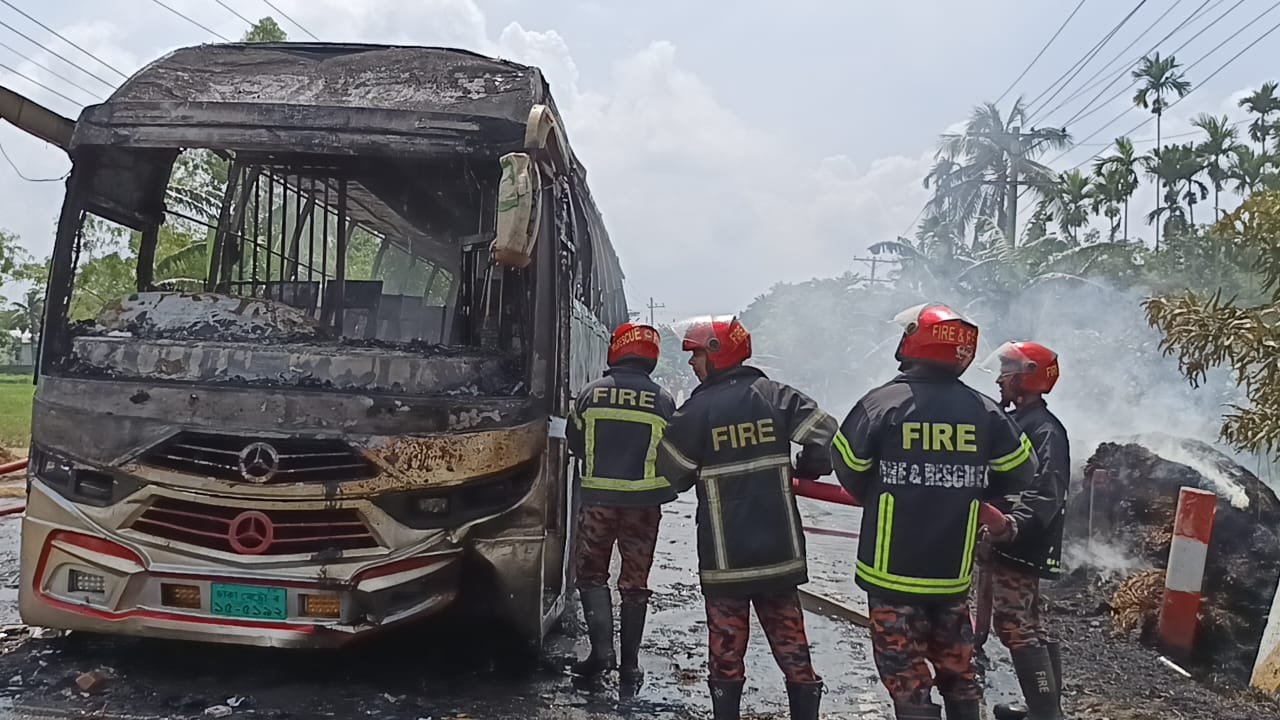 শেরপুরে বাসের ধাক্কায় সাবেক সেনা সদস্য নিহত, বাসে আগুন
