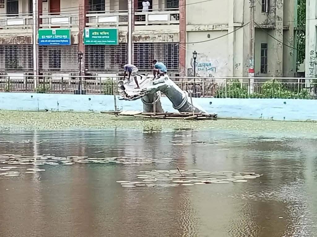 নজরুল বিশ্ববিদ্যালয়ের বন্ধ ক্যাম্পাসে ভাঙ্গা হচ্ছে ভাস্কর্য 'অঞ্জলি লহ মোর'