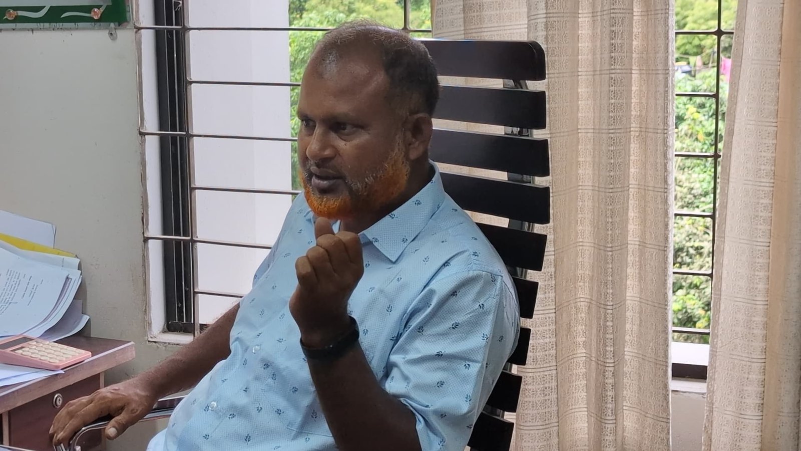 ভুল কাগজে স্বাক্ষর না দেয়ায় হিসাবরক্ষণ কর্মকর্তা পেটালেন জামাত নেতা