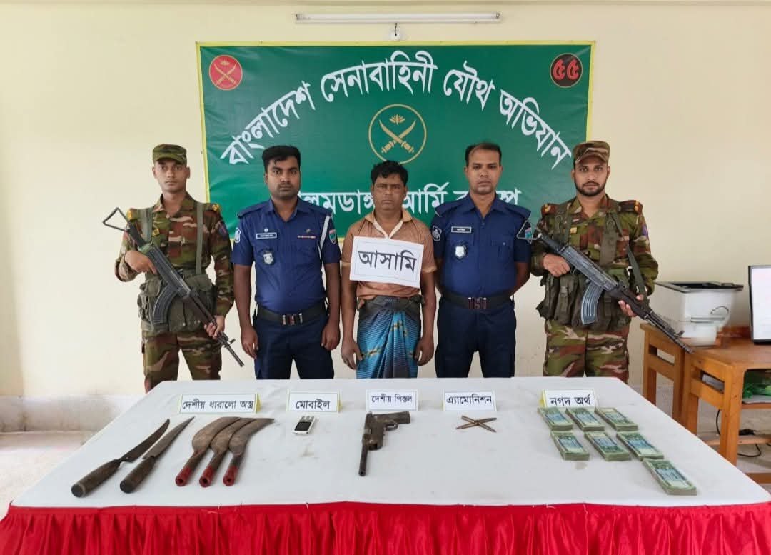 চুয়াডাঙ্গা সেনা অভিযানে অস্ত্রগুলিসহ অবৈধ অস্ত্র ব্যবসায়ী আটক