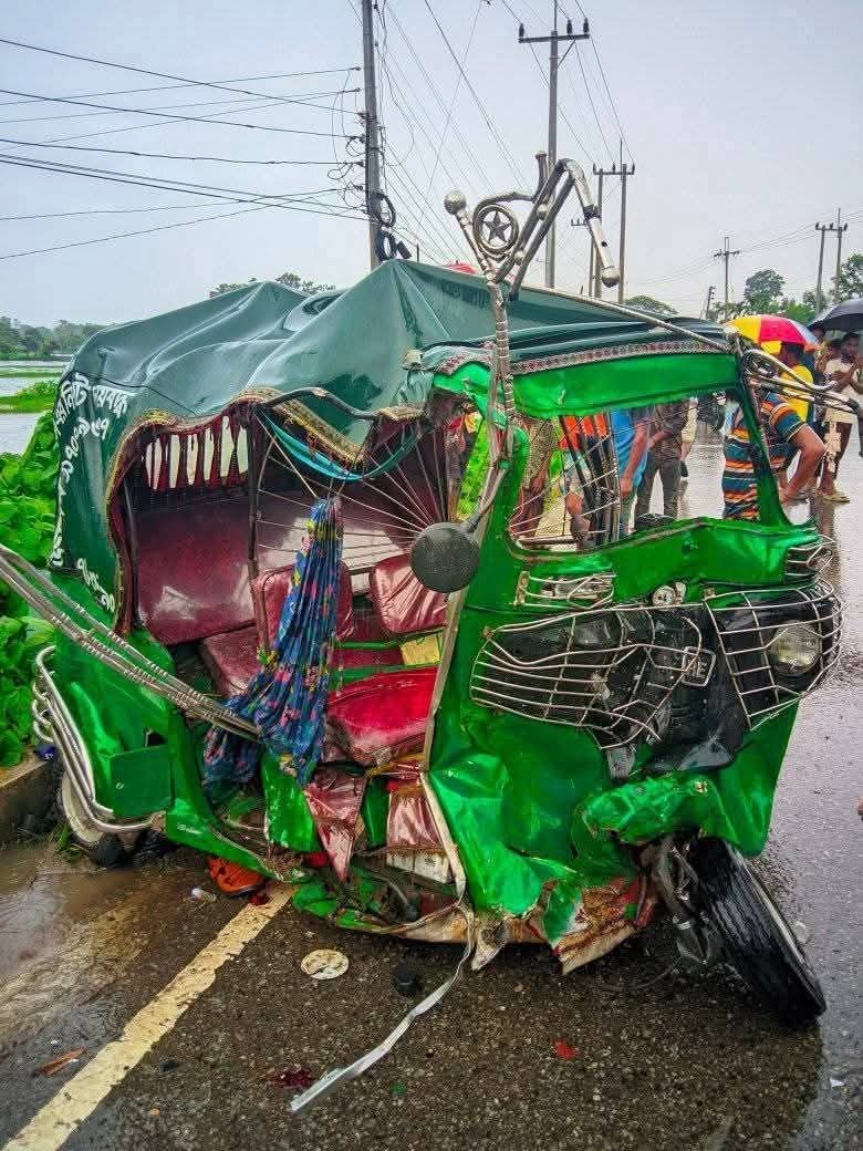 ময়মনসিংহে অ্যাম্বুলেন্স-অটোরিকশা সংঘর্ষে নিহত ২, আহত ৪