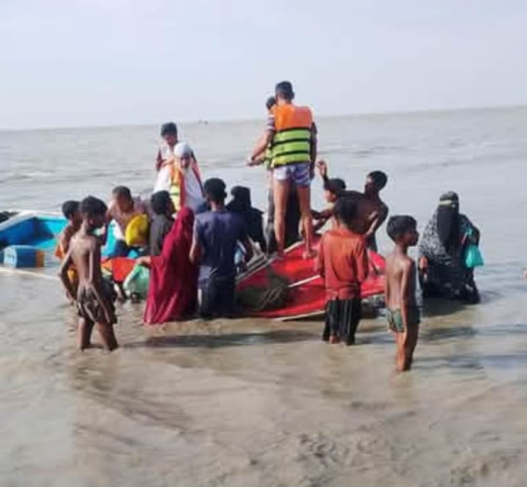নোয়াখালীতে মেঘনায় যাত্রীবাহী স্পিডবোট ডুবি, অল্পের জন্য রক্ষা পেল ২৮ জন