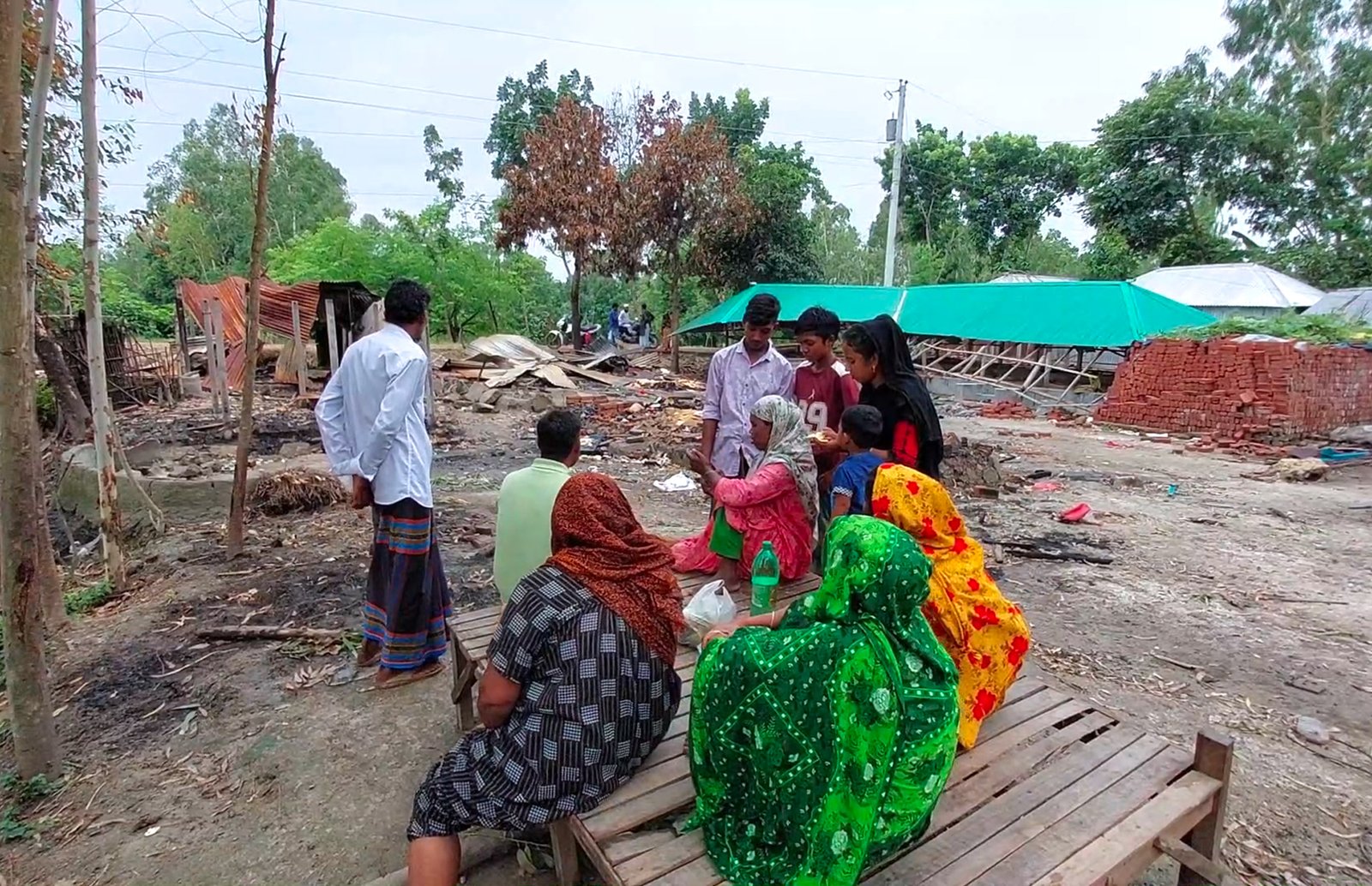 সন্দেহের আগুনে ছারখার সাত পরিবার: পাবনার ভাঙ্গুড়ায় হৃদয়বিদারক মানবিক বিপর্যয়