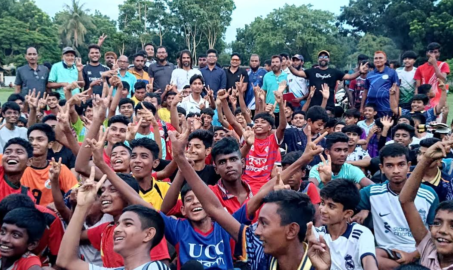 চাটমোহরে দীর্ঘমেয়াদী ফুটবল প্রশিক্ষণ ক্যাম্পের জন্য অনুর্ধ্ব-১৭ খেলোয়ার বাছাই