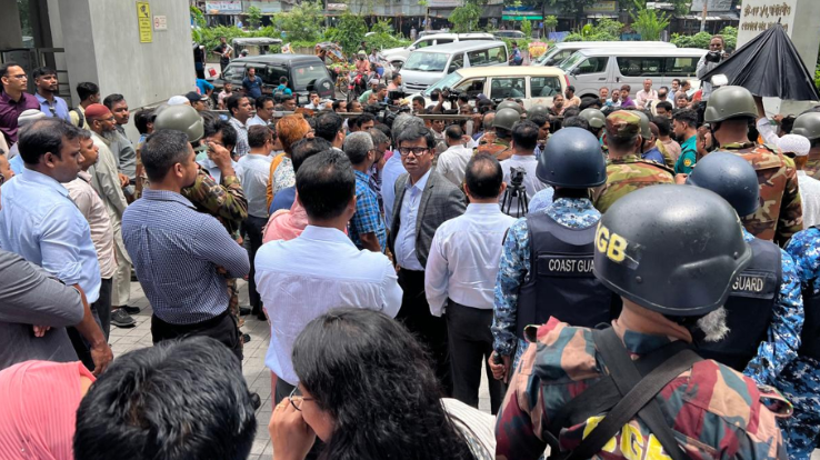 রাজস্ব ভবন ঘিরে রেখেছে আইনশৃঙ্খলা বাহিনী, চলাচলে নিয়ন্ত্রণ