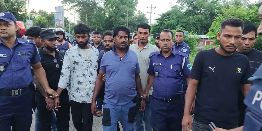 বাগেরহাটে চারটি বিদেশী পিস্তলসহ মাইক্রোবাসে থাকা ১১জন আটক