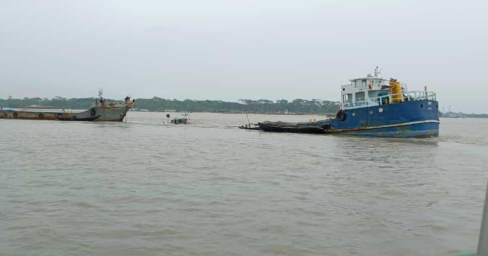 মোংলায় পশুর নদীতে কার্গো জাহাজ ডুবি