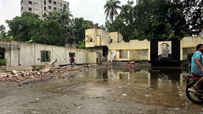 ফরিদপুরে জেলা আওয়ামী লীগ কার্যালয়ের স্থানে নির্মিত হচ্ছে ‘জুলাই শহীদ স্মৃতিস্তম্ভ’