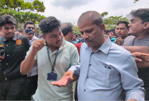 ঘটনাস্থলে আসিফ নজরুল, উত্তাল শিক্ষার্থীদের তোপের মুখে আইন উপদেষ্টা