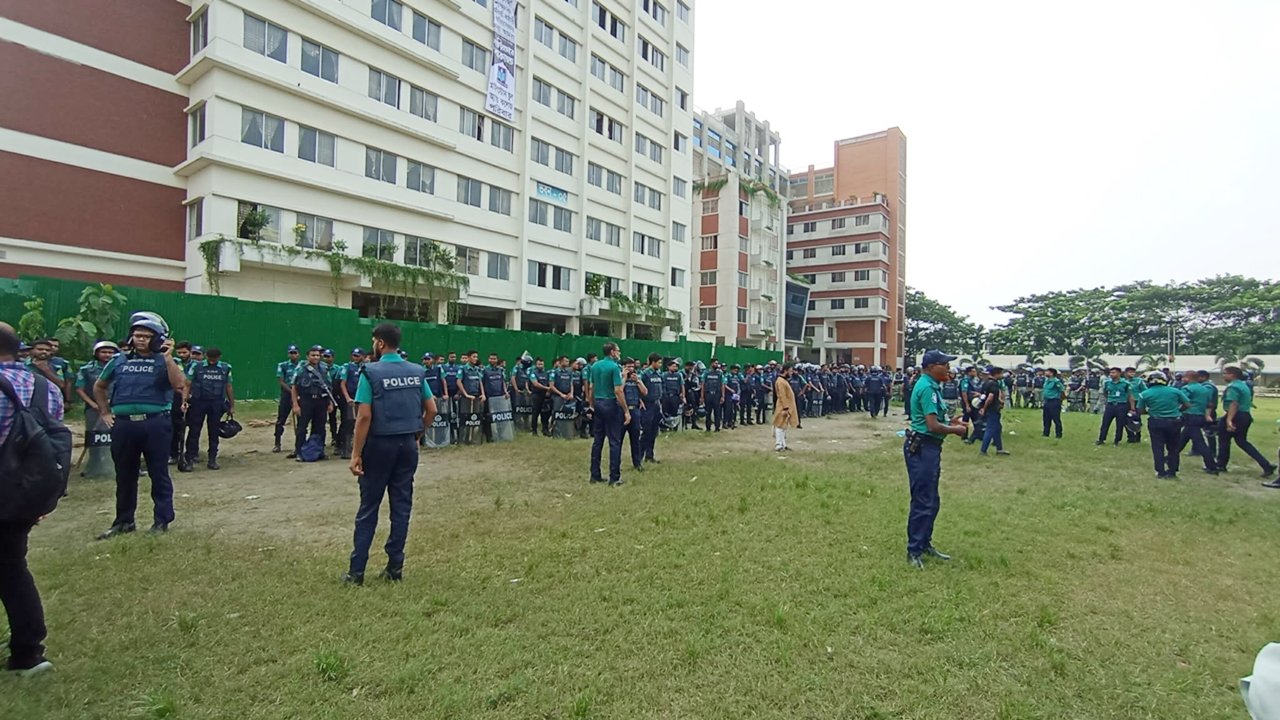 মাইলস্টোন কলেজে অবরুদ্ধ উপদেষ্টাদের উদ্ধার অভিযানে বিপুল পুলিশ মোতায়েন