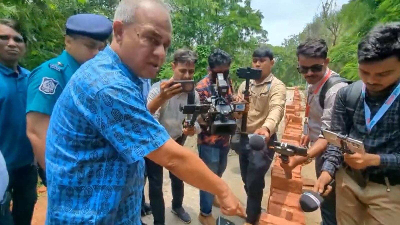 শহীদদের গণকবরের ইটের মান নিয়ে আক্ষেপ স্বরাষ্ট্র উপদেষ্টার