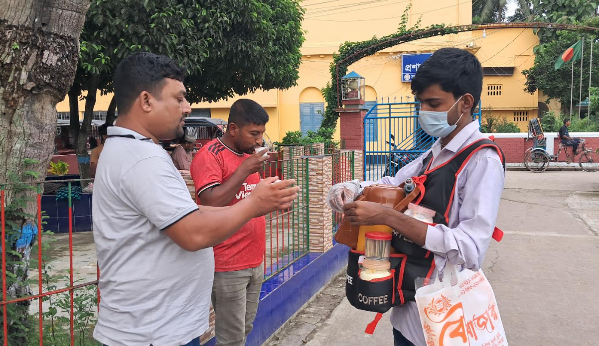সংসার ও স্বপ্নের ভার কাঁধে নিয়ে চা-কফি বিক্রি করে এগিয়ে চলেছে কলেজ ছাত্র উজ্জ্বল