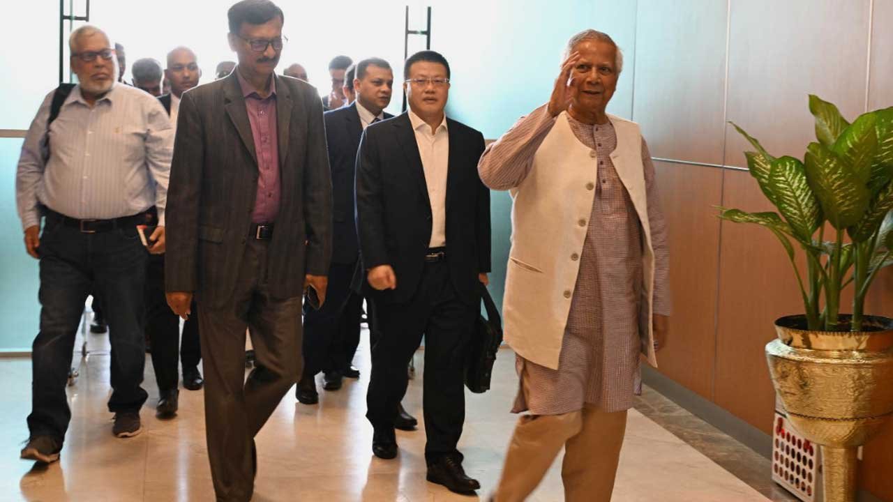 চীনের উদ্দেশে ঢাকা ছেড়েছেন প্রধান উপদেষ্টা