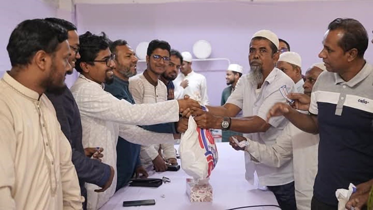 জবির ৩৫০ কর্মচারীকে ঈদ উপহার দিলো ছাত্রশিবির