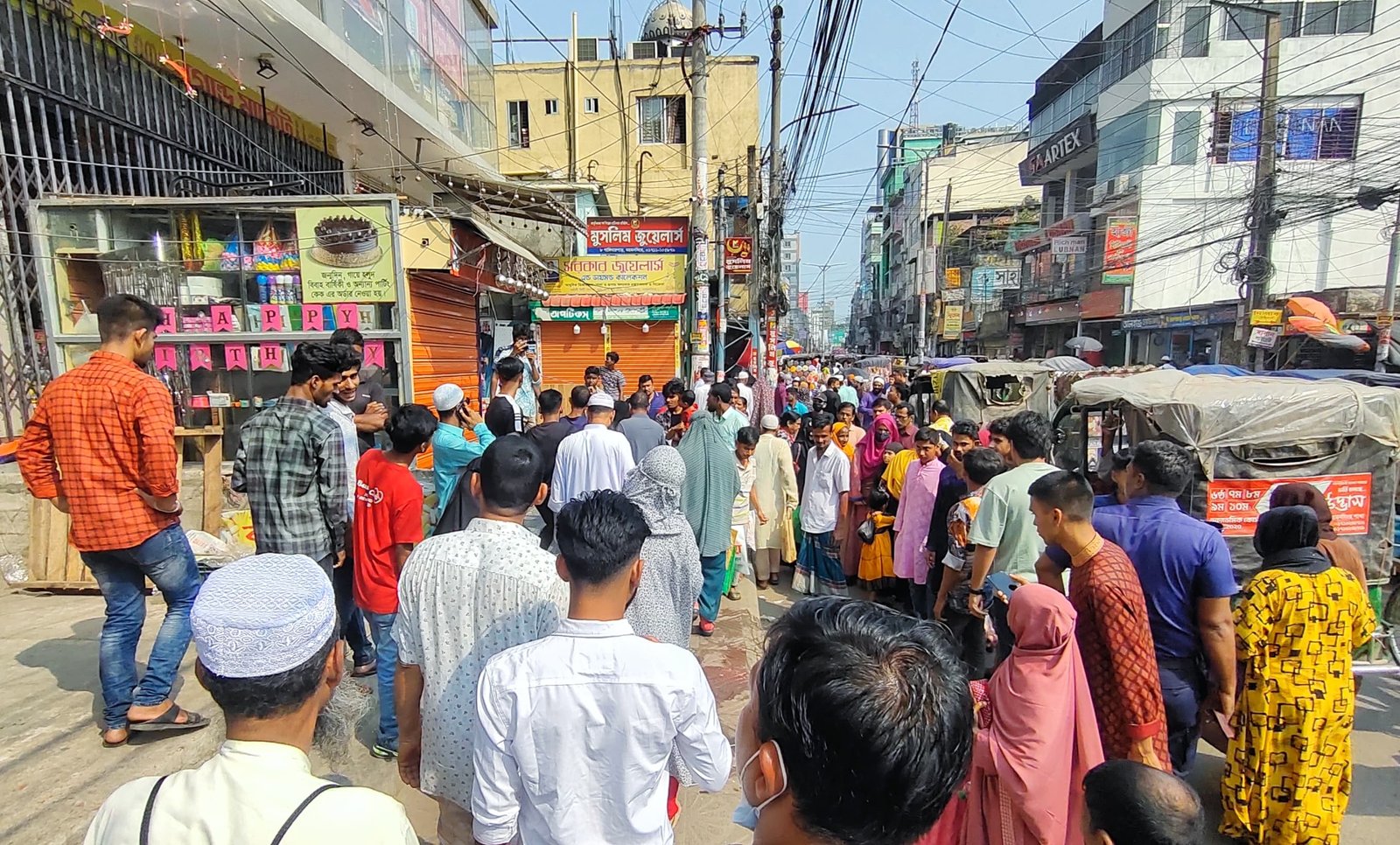 ময়মনসিংহে ছাদ থেকে লাফিয়ে তরুণীর আত্মহত্যা