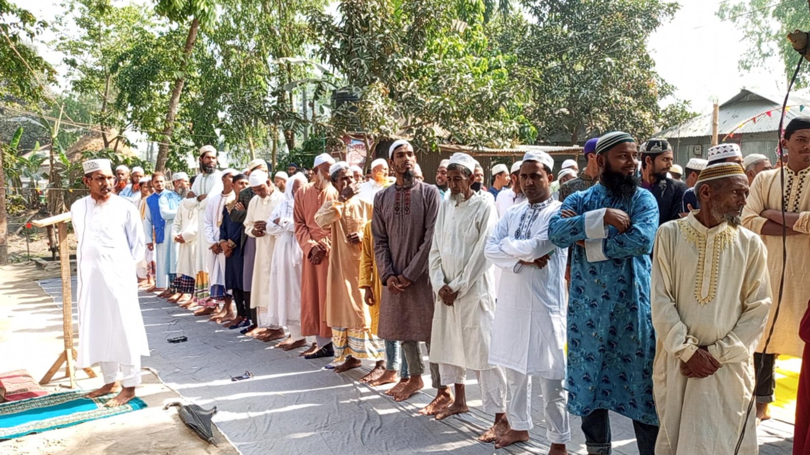লালমনিরহাটে শতাধিক পরিবার ঈদুল ফিতর উদযাপন
