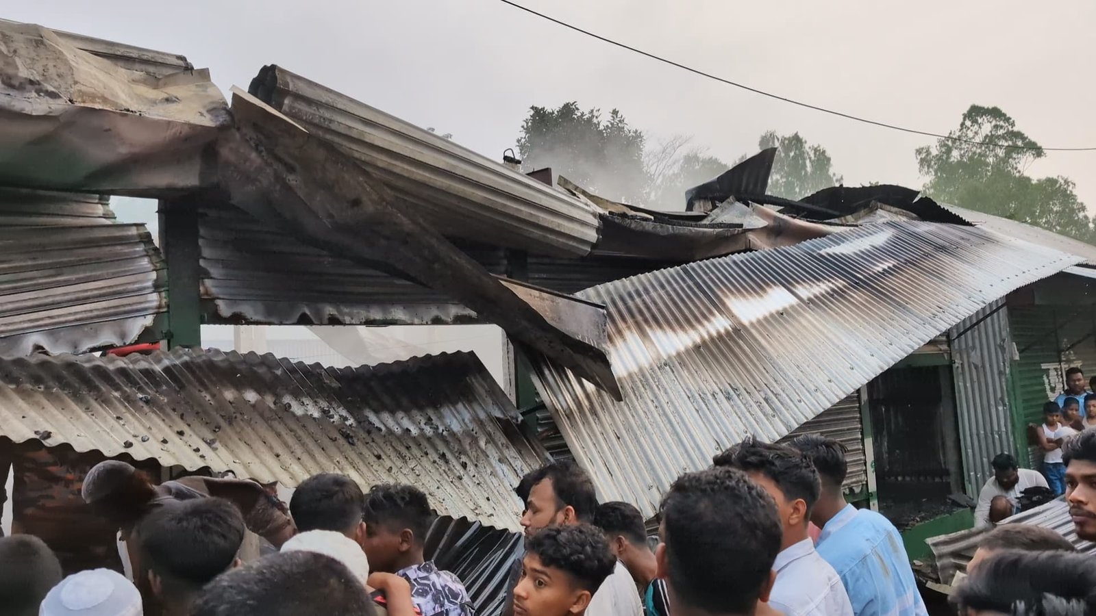 বাজারে আগুনে পুড়ে ছাই ১১ দোকানের ৬৫ লাখ টাকার ক্ষতি