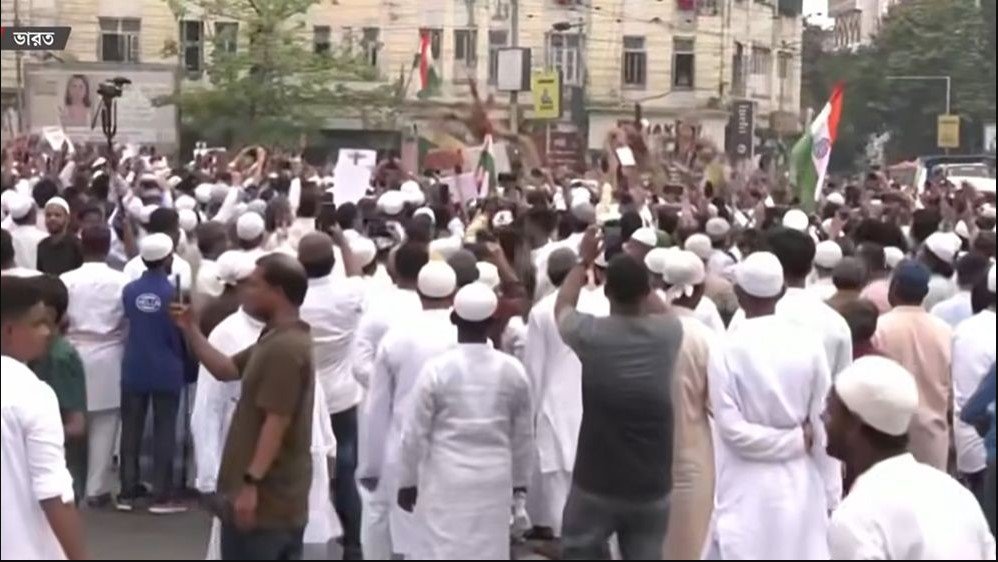 বিতর্কিত ওয়াকফ বিলের প্রতিবাদে উত্তাল ভারত