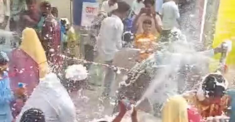 বিয়েবাড়ির গেটে পার্টি স্প্রে দেওয়া নিয়ে মারামারি, ভাঙলো বিয়ে