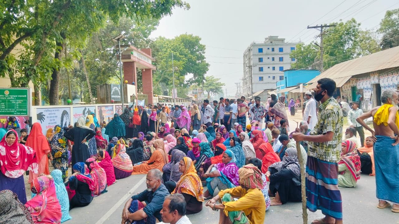 সমবায় সমিতির পরিচালকদের গ্রেপ্তারের দাবিতে বিক্ষোভ সমাবেশ, থানার ফটকে অবস্থান