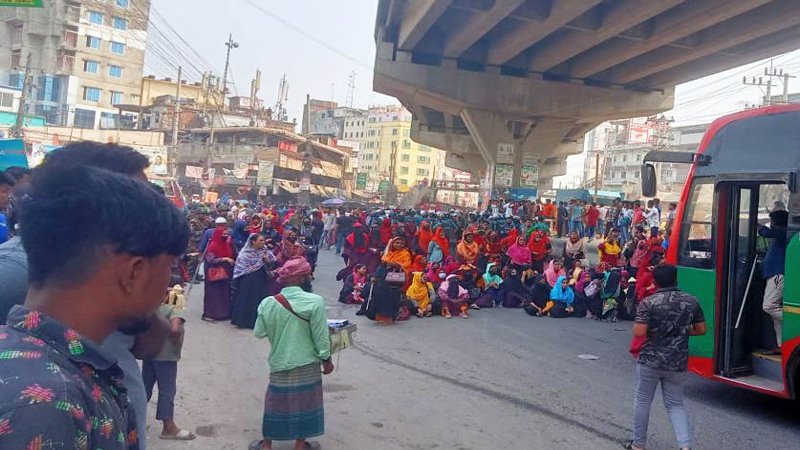 সিইপিজেডে এক্সেলশিওল সুজ কারখানা জন্য বন্ধ ঘোষণা, শ্রমিকদের বিক্ষোভ