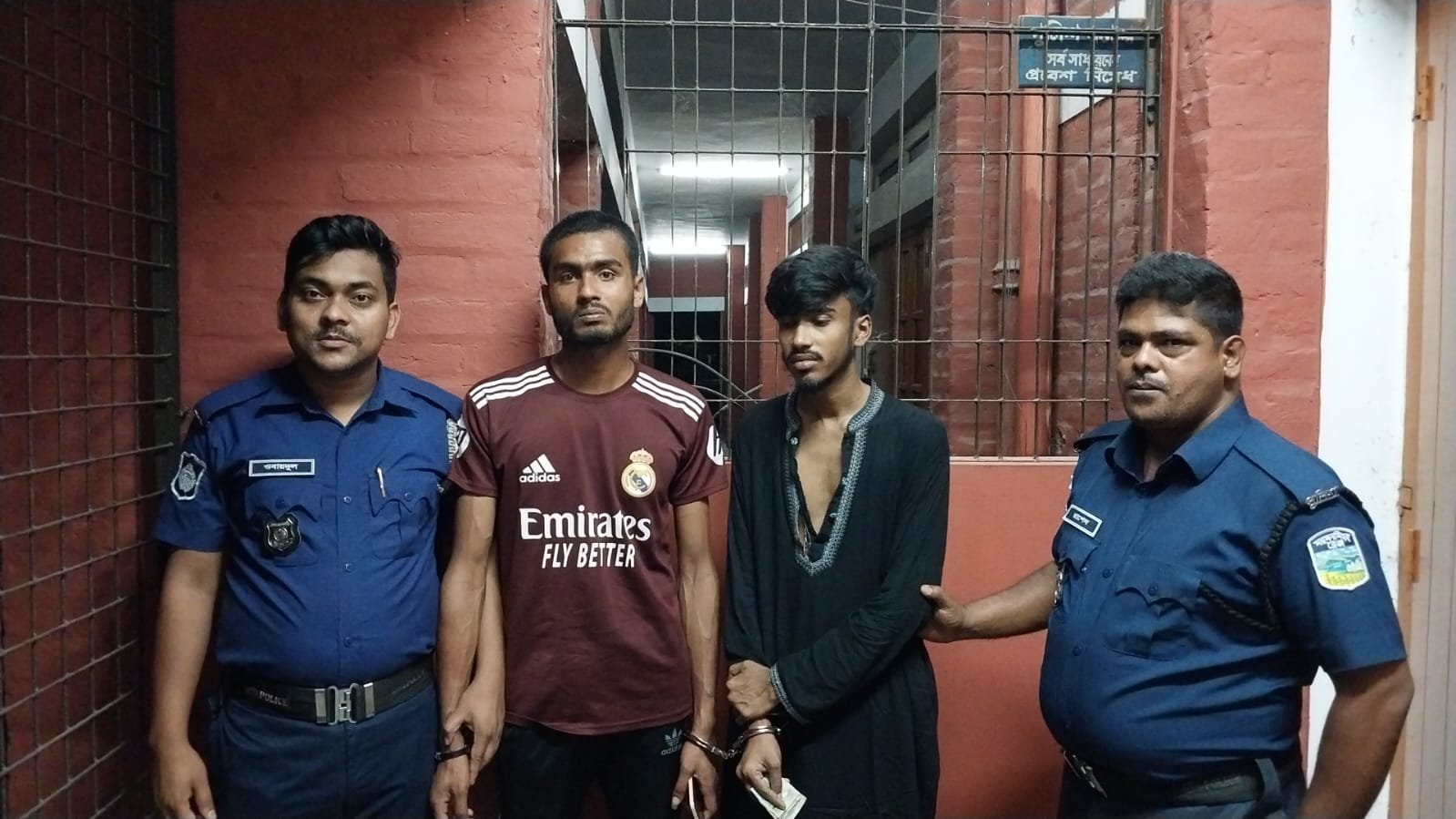 বাকৃবিতে ছিনতাই হওয়া মুঠোফোন উদ্ধার, আটক ২