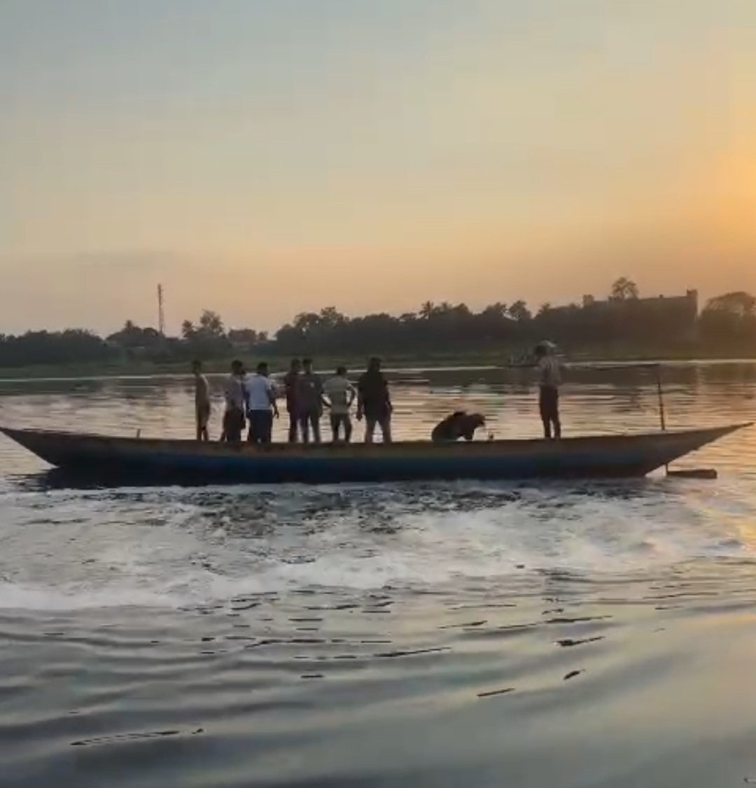 সাভারে অস্ত্রেরমুখে জিম্মি করে নৌকা লুট